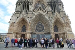 Groupe de retraités devant la cathédrale de Reims