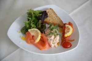 une assiette de saumon fumé joliment dressée