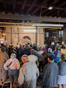 Groupe de personnes rassemblé pour la visite de la fabrique de carrelage à Saint-Samson-la-Poterie