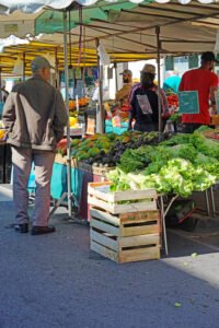 étal de fruits et légumes au marché