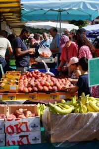 étal de fruits et légumes au marché